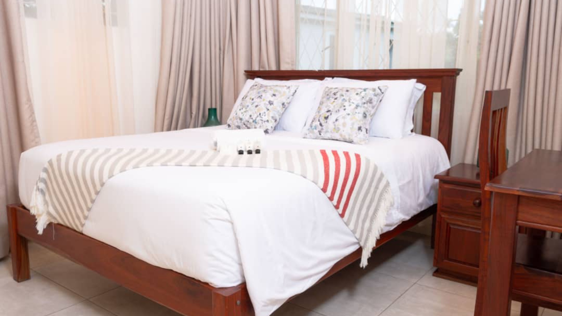 white_porch_white_thatch_01